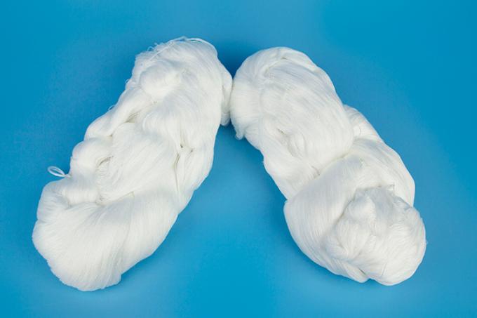 꿰매는 실을 위한 100 Poliester Yizheng 요소 섬유에 의해 하는 행크 익지않는 백색 털실